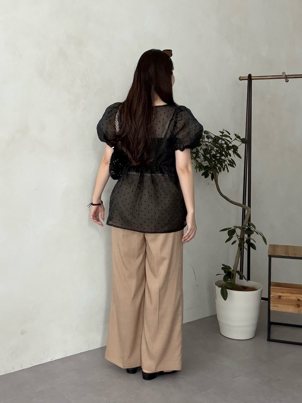 ブラック系のサンダル、ブラック系のシャツ/ブラウス、ベージュ系のその他パンツを着用したレディースの夏コーディネートの3枚目の写真