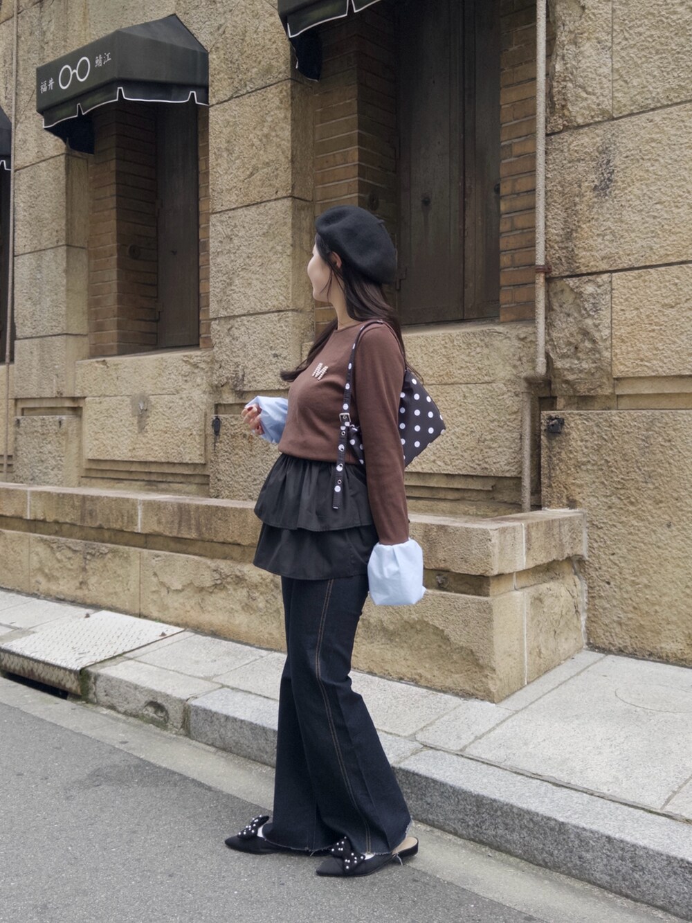 ブラック系のスカート、ブルー系のデニムパンツ、ブラウン系のTシャツ/カットソーを着用したレディースの冬コーディネートの2枚目の写真