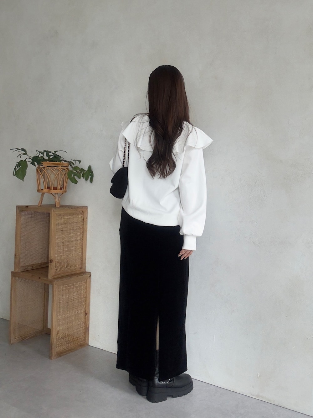 ブラック系のショルダーバッグ、ホワイト系のスウェット、ブラック系のスカートを着用したレディースの秋コーディネートの3枚目の写真