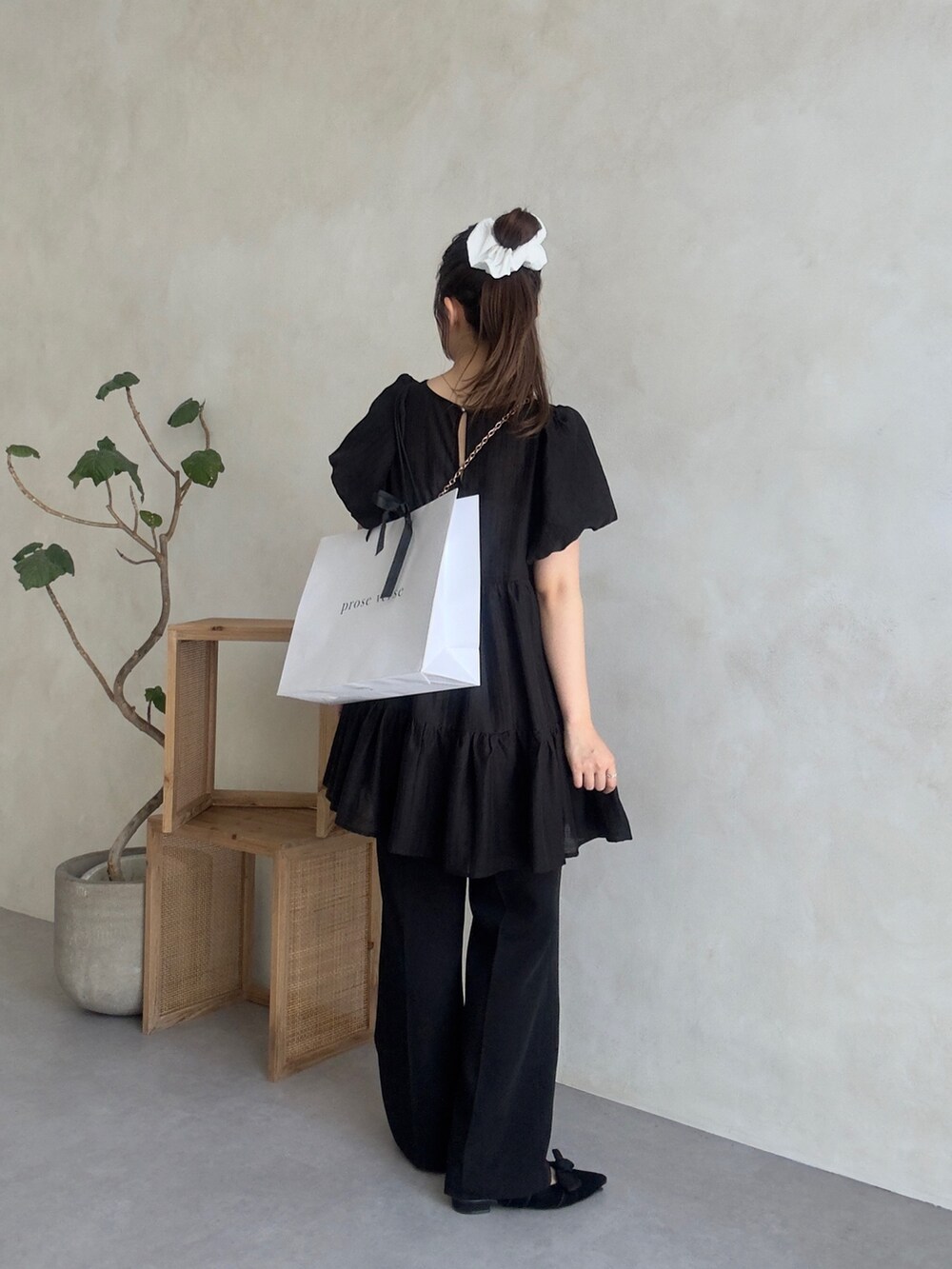 ブラック系のシャツ/ブラウス、ブラック系のその他パンツ、ブラック系のパンプスを着用したレディースの夏コーディネートの3枚目の写真