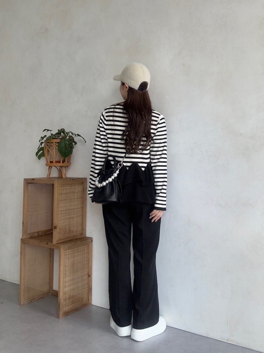 ブラック系のその他パンツ、ブラック系のカーディガン/ボレロを着用したレディースの秋コーディネートの3枚目の写真