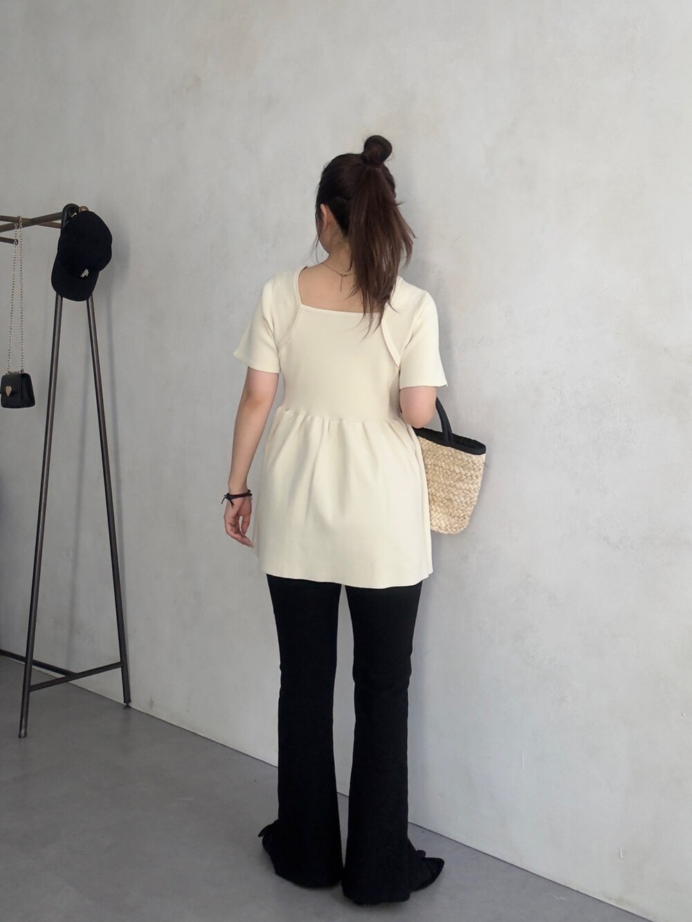 ホワイト系のニット/セーター、ブラック系のかごバッグ、ブラック系のその他パンツを着用したレディースの夏コーディネートの3枚目の写真