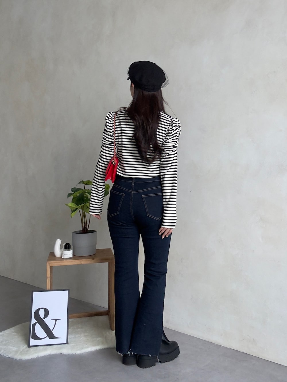 ブルー系のデニムパンツ、ブラック系のブーツ、ブラック系のTシャツ/カットソーを着用したレディースの冬コーディネートの3枚目の写真