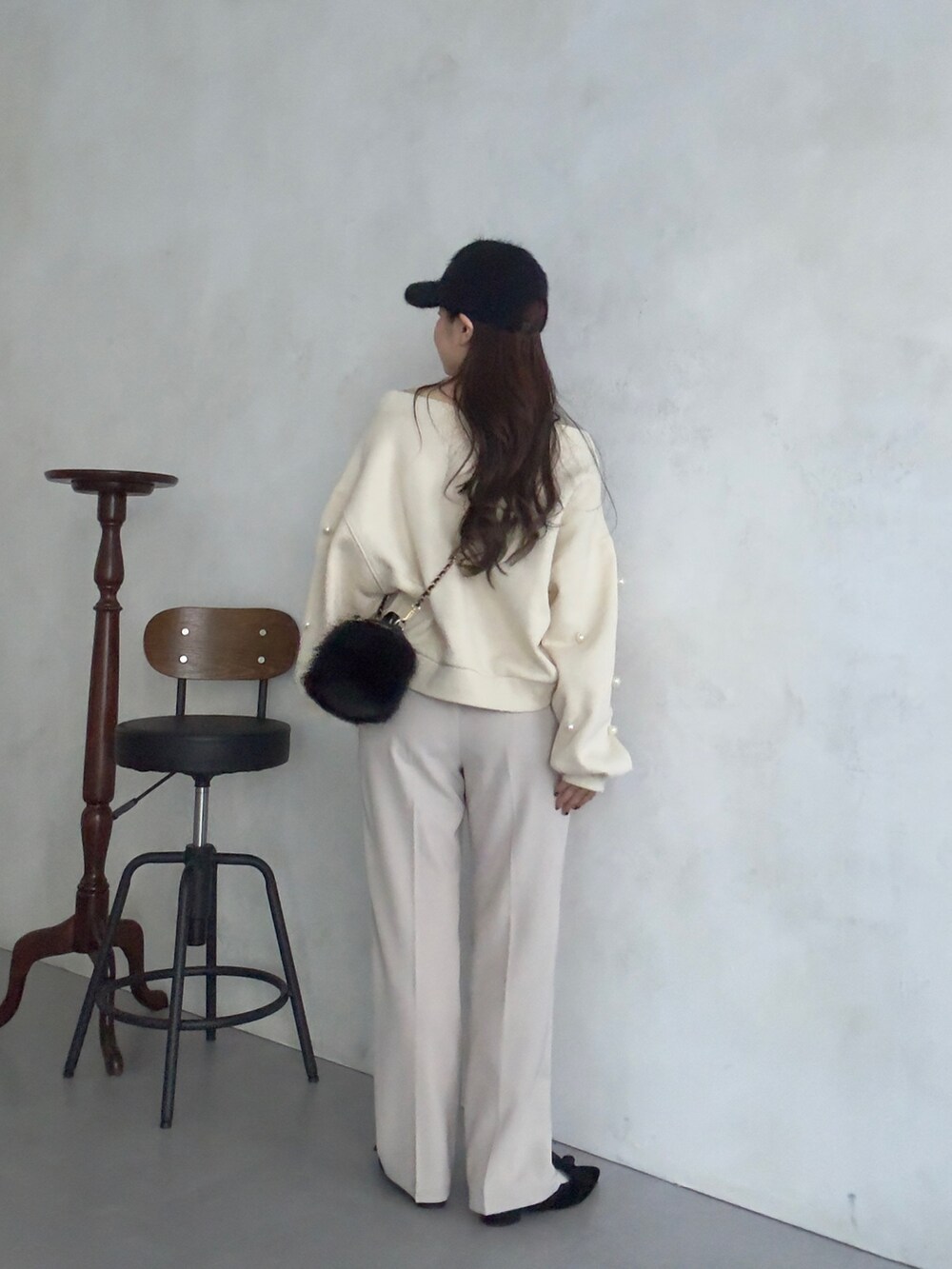 ブラック系のショルダーバッグ、ホワイト系のTシャツ/カットソー、ホワイト系のその他パンツを着用したレディースの秋コーディネートの3枚目の写真