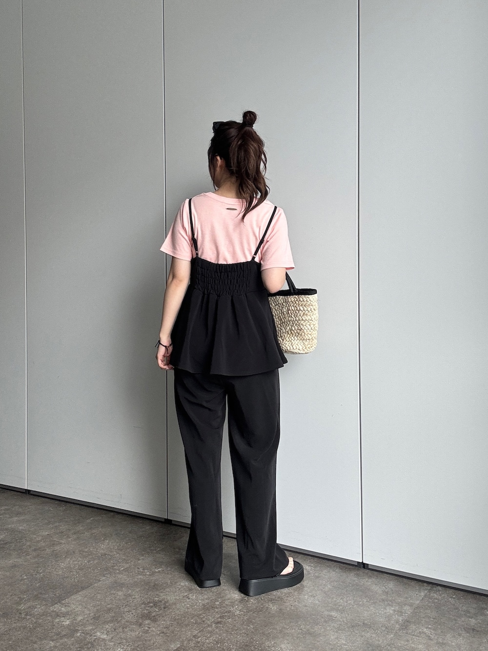 ブラック系のサロペット/オーバーオール、ブラック系のサンダル、ブラック系のかごバッグを着用したレディースの春コーディネートの3枚目の写真