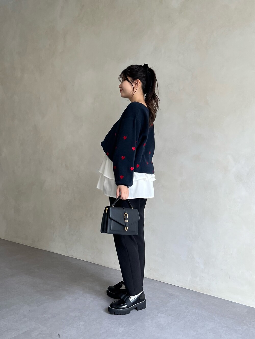 ホワイト系のスカート、ブラック系のその他パンツ、ブラック系のローファーを着用したレディースの秋コーディネートの2枚目の写真