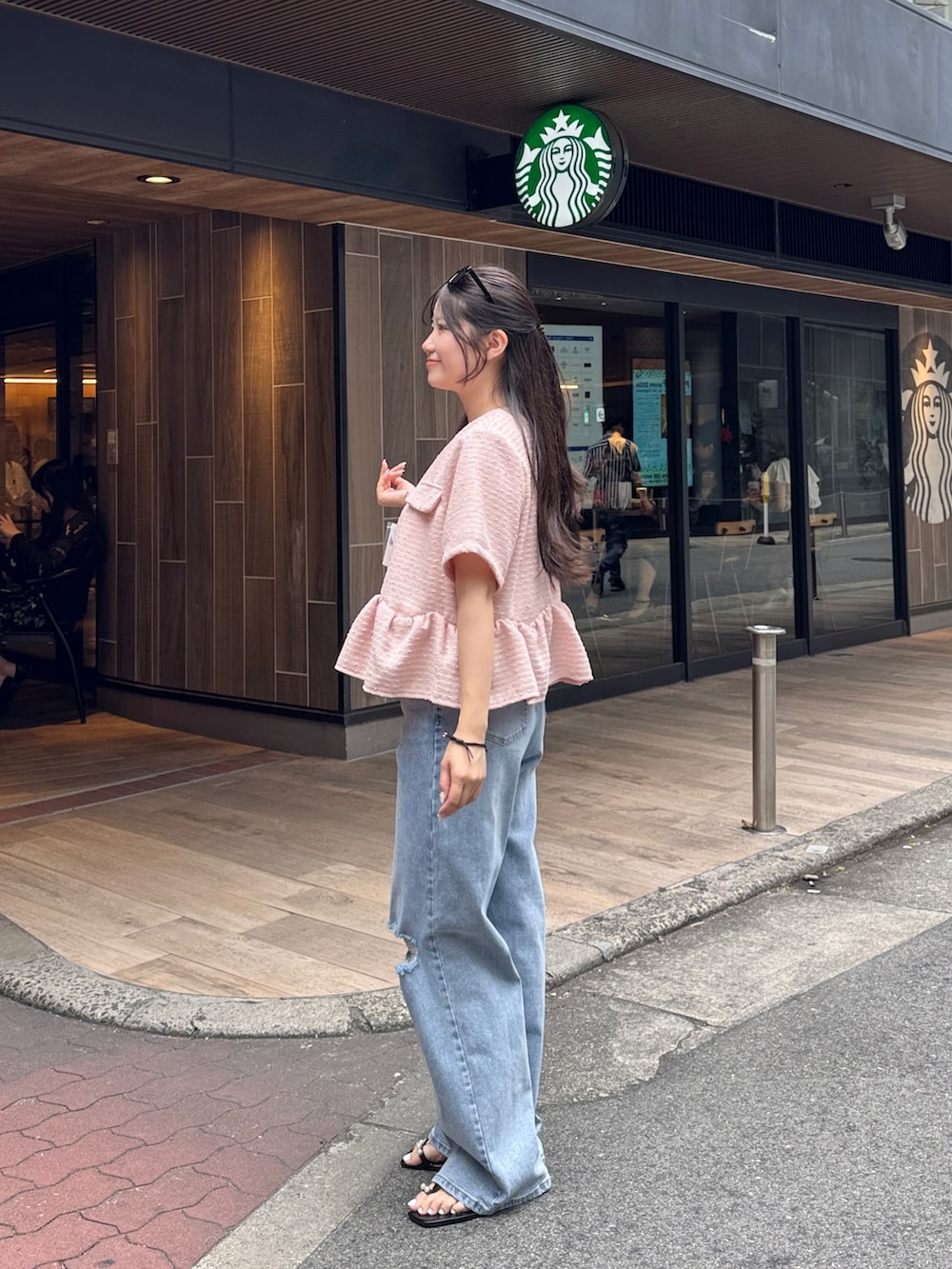 ピンク系のシャツ/ブラウス、ベージュ系のかごバッグ、ブラック系のサンダルを着用したレディースの夏コーディネートの2枚目の写真