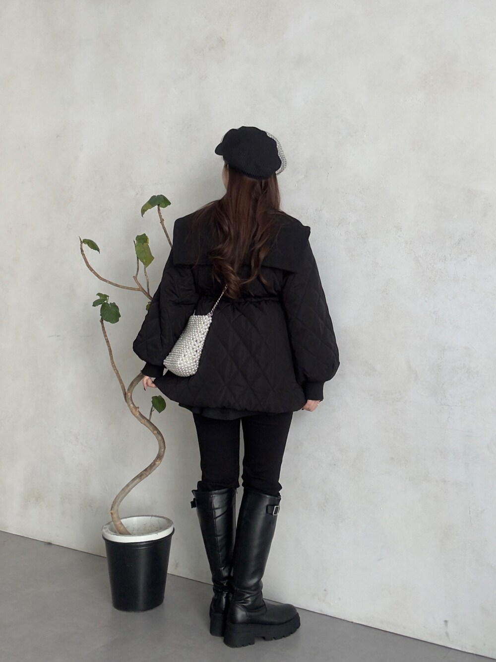 グレー系のTシャツ/カットソー、ブラック系のスカート、ブラック系のその他パンツを着用したレディースの秋コーディネートの3枚目の写真