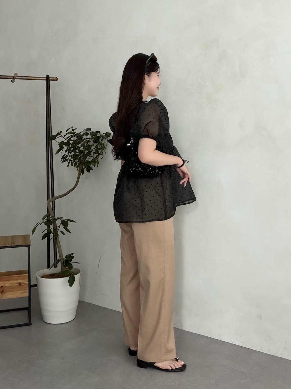 ブラック系のサンダル、ブラック系のシャツ/ブラウス、ベージュ系のその他パンツを着用したレディースの夏コーディネートの2枚目の写真