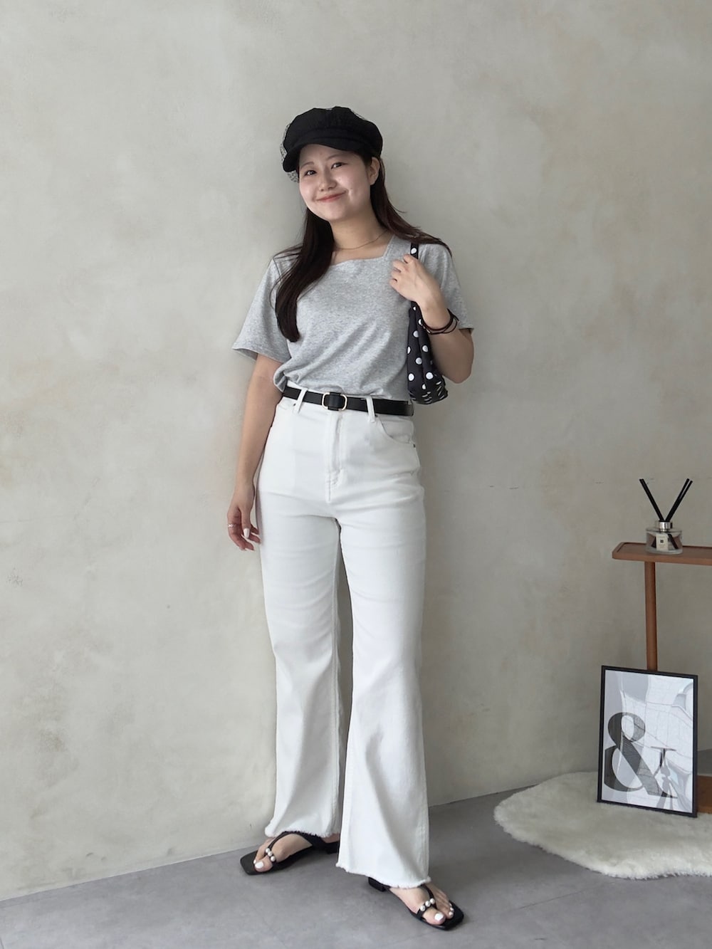 ホワイト系のその他パンツ、グレー系のTシャツ/カットソーを着用したレディースの春コーディネートの2枚目の写真