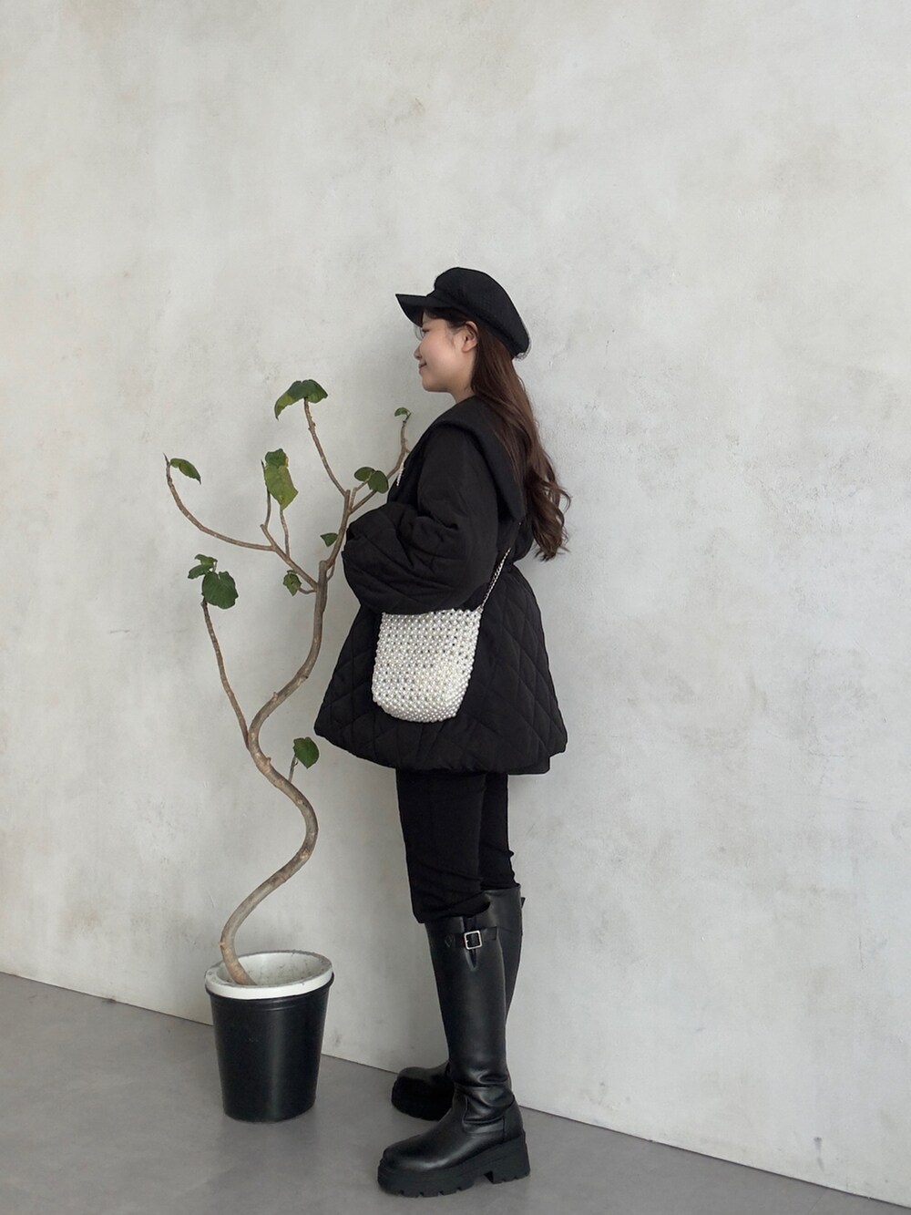 グレー系のTシャツ/カットソー、ブラック系のスカート、ブラック系のその他パンツを着用したレディースの秋コーディネートの2枚目の写真