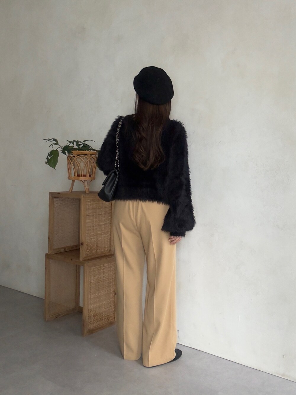 ブラック系のカーディガン/ボレロ、ベージュ系のスラックスを着用したレディースの秋コーディネートの3枚目の写真