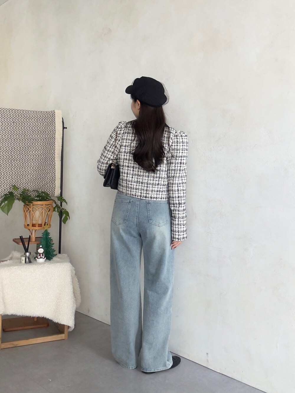 ブラック系のニット/セーター、ホワイト系のその他アウターを着用したレディースの冬コーディネートの2枚目の写真