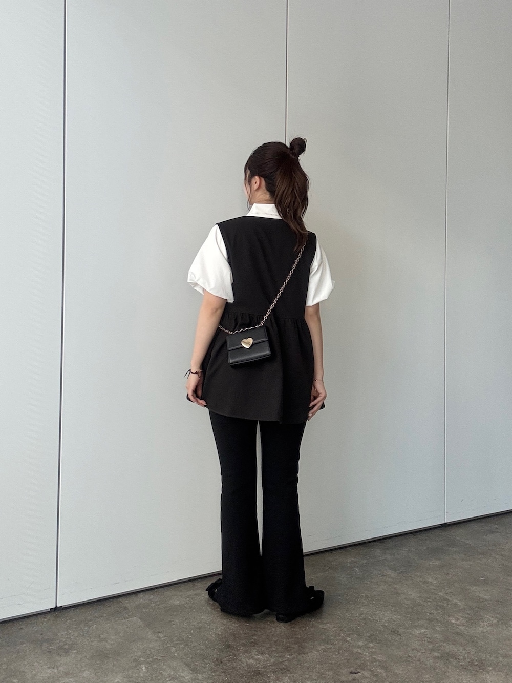 「prose verseのパールボタンVネックペプラムジレ（ベスト、ブラック系）」を使った、MIOさん（レディース・158cm）の春コーディネートの3枚目の写真
