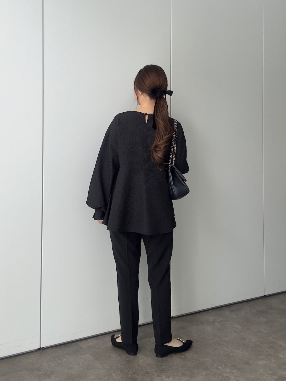 ブラック系のシャツ/ブラウス、ブラック系のその他パンツ、ブラック系のショルダーバッグを着用したレディースの冬コーディネートの3枚目の写真