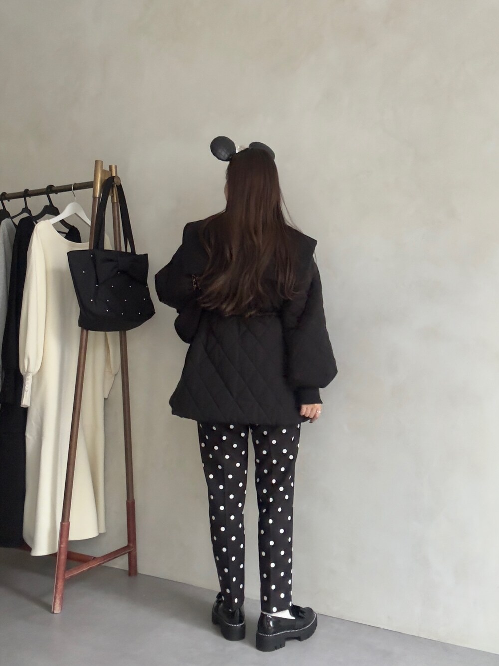 ホワイト系のニット/セーター、ブラック系のその他パンツ、ブラック系のローファーを着用したレディースの秋コーディネートの3枚目の写真