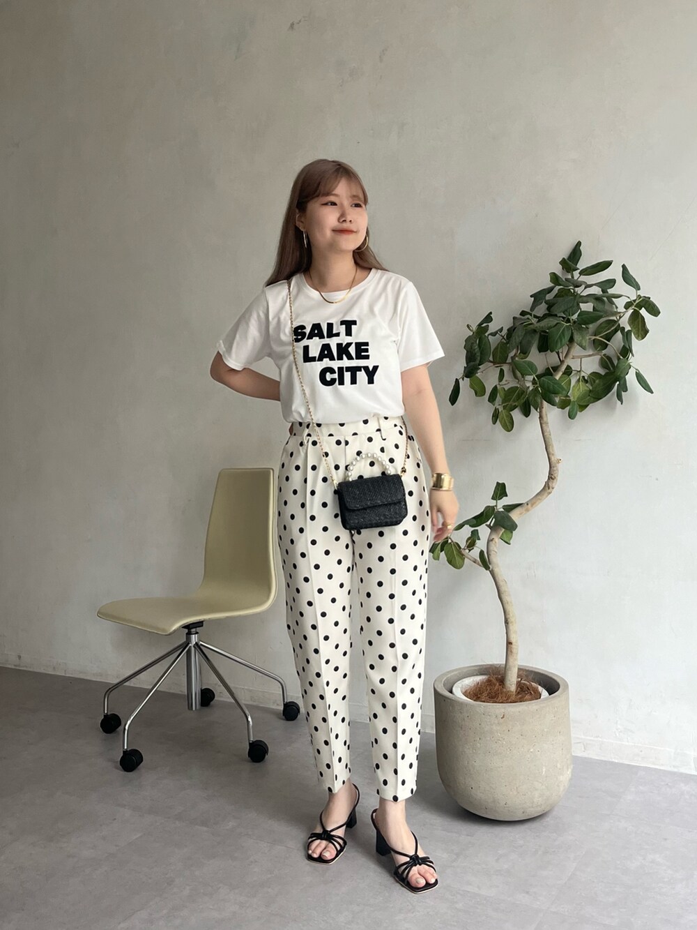 ホワイト系のその他パンツ、ブラック系のショルダーバッグ、ホワイト系のTシャツ/カットソーを着用したレディースの夏コーディネートの3枚目の写真