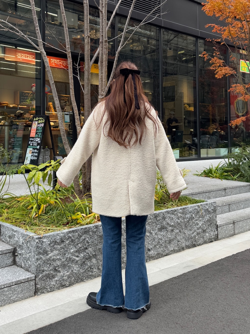 ホワイト系のその他アウター、ブルー系のデニムパンツを着用したレディースの冬コーディネートの4枚目の写真