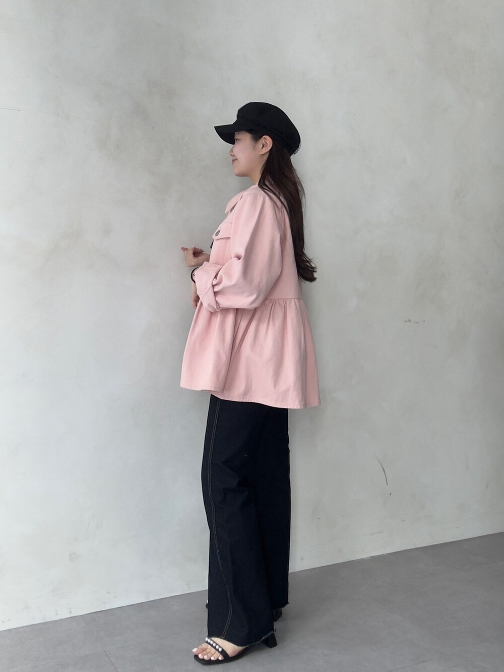 ブルー系のデニムパンツ、ピンク系のブルゾン、ホワイト系のTシャツ/カットソーを着用したレディースの春コーディネートの2枚目の写真
