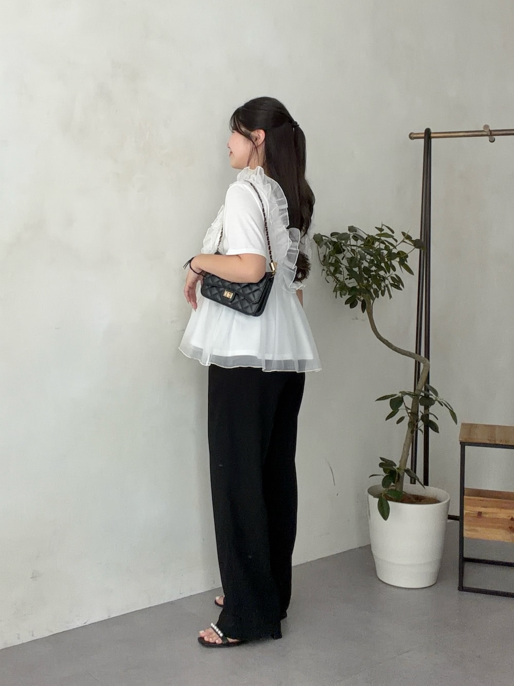 ブラック系のトートバッグ、ブラック系のその他パンツ、ブラック系のサンダルを着用したレディースの夏コーディネートの2枚目の写真