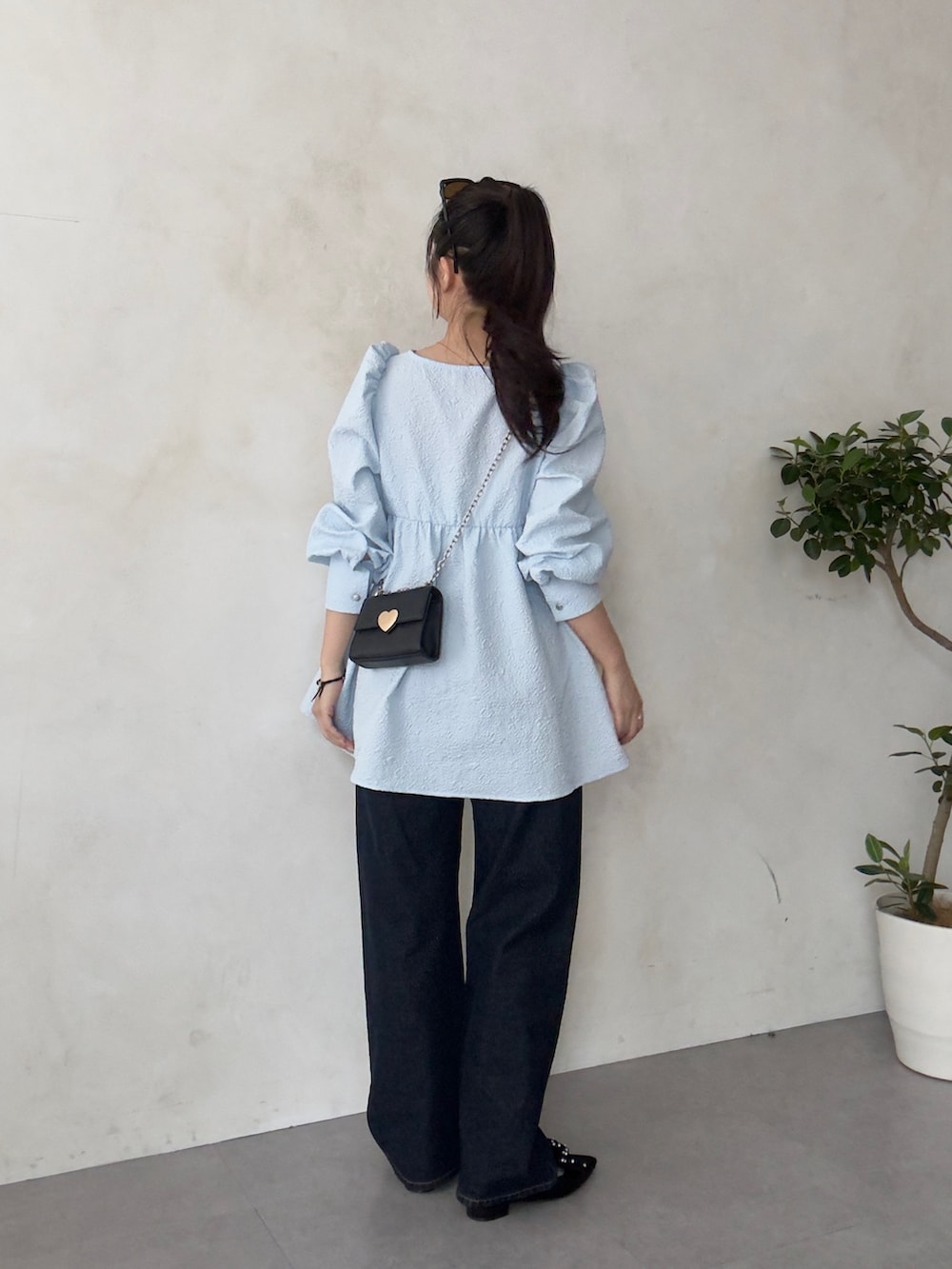 ブルー系のシャツ/ブラウスを着用したレディースの春コーディネートの3枚目の写真