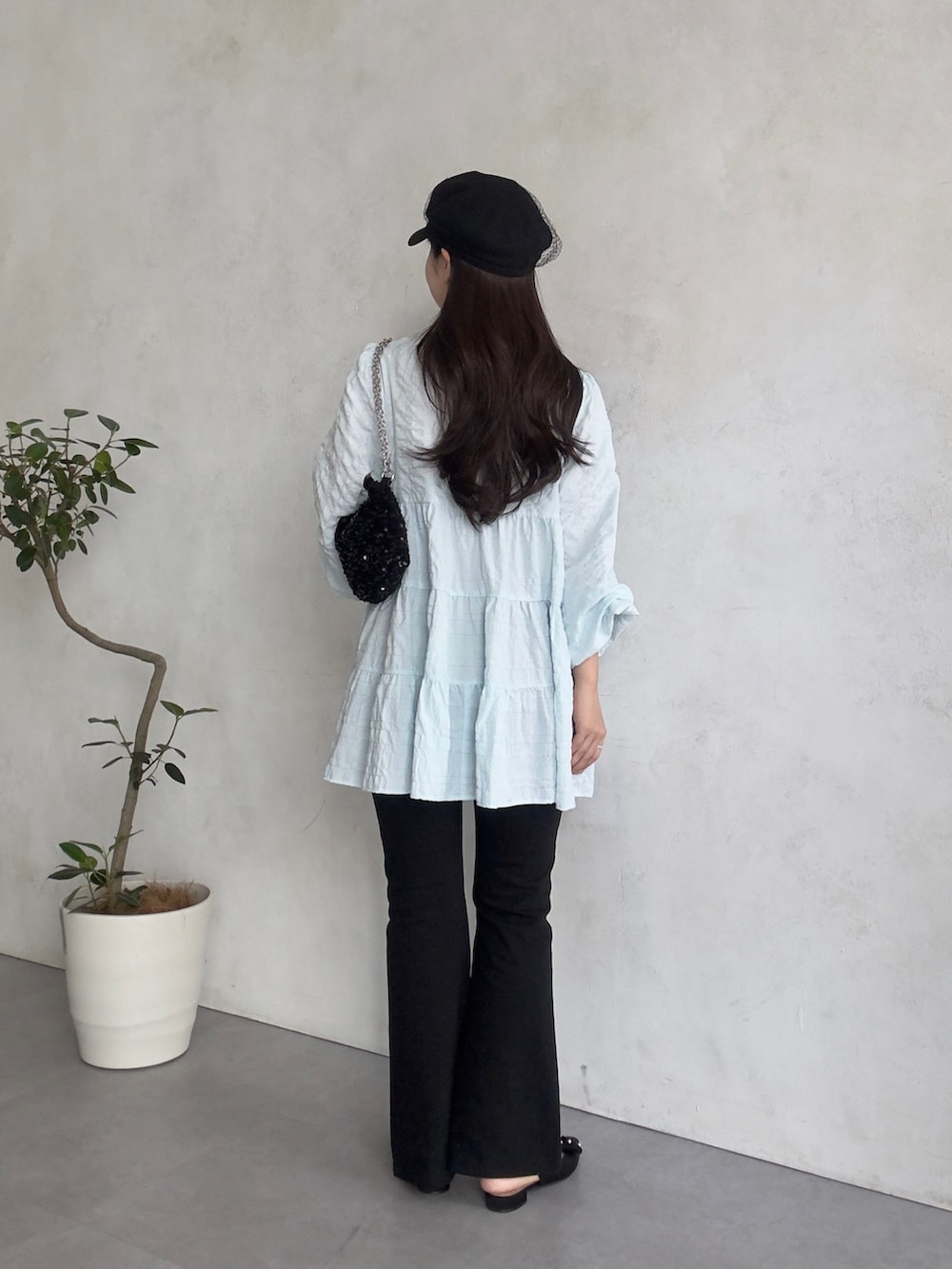 ブルー系のシャツ/ブラウス、ブラック系のその他パンツを着用したレディースの春コーディネートの3枚目の写真