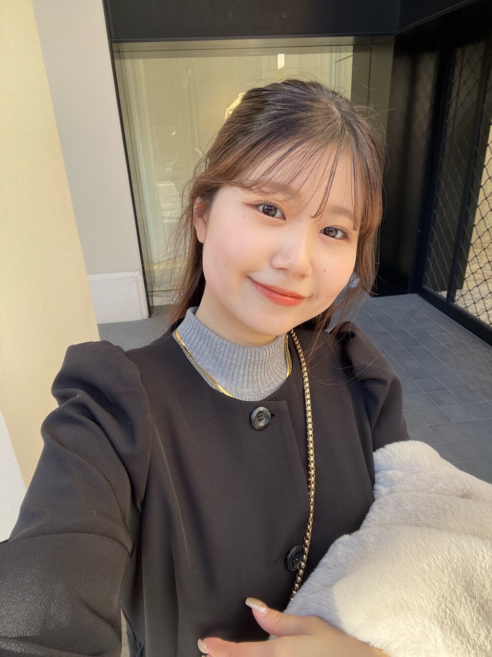 グレー系のニット/セーター、ブラック系のその他パンツ、ブラック系のブーツを着用したレディースの冬コーディネートの2枚目の写真