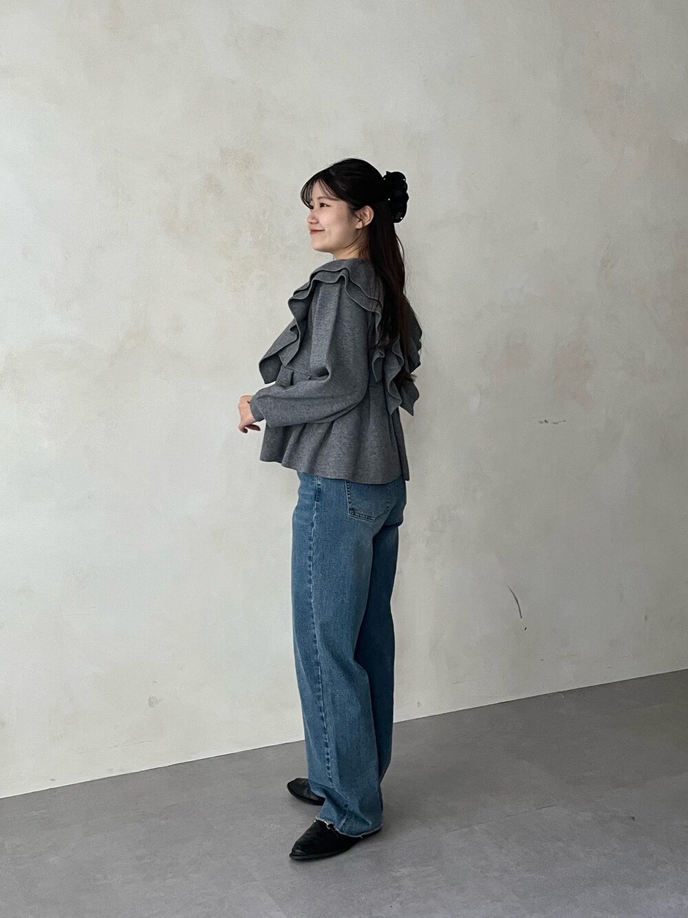 ブルー系のデニムパンツ、グレー系のカーディガン/ボレロを着用したレディースの夏コーディネートの2枚目の写真