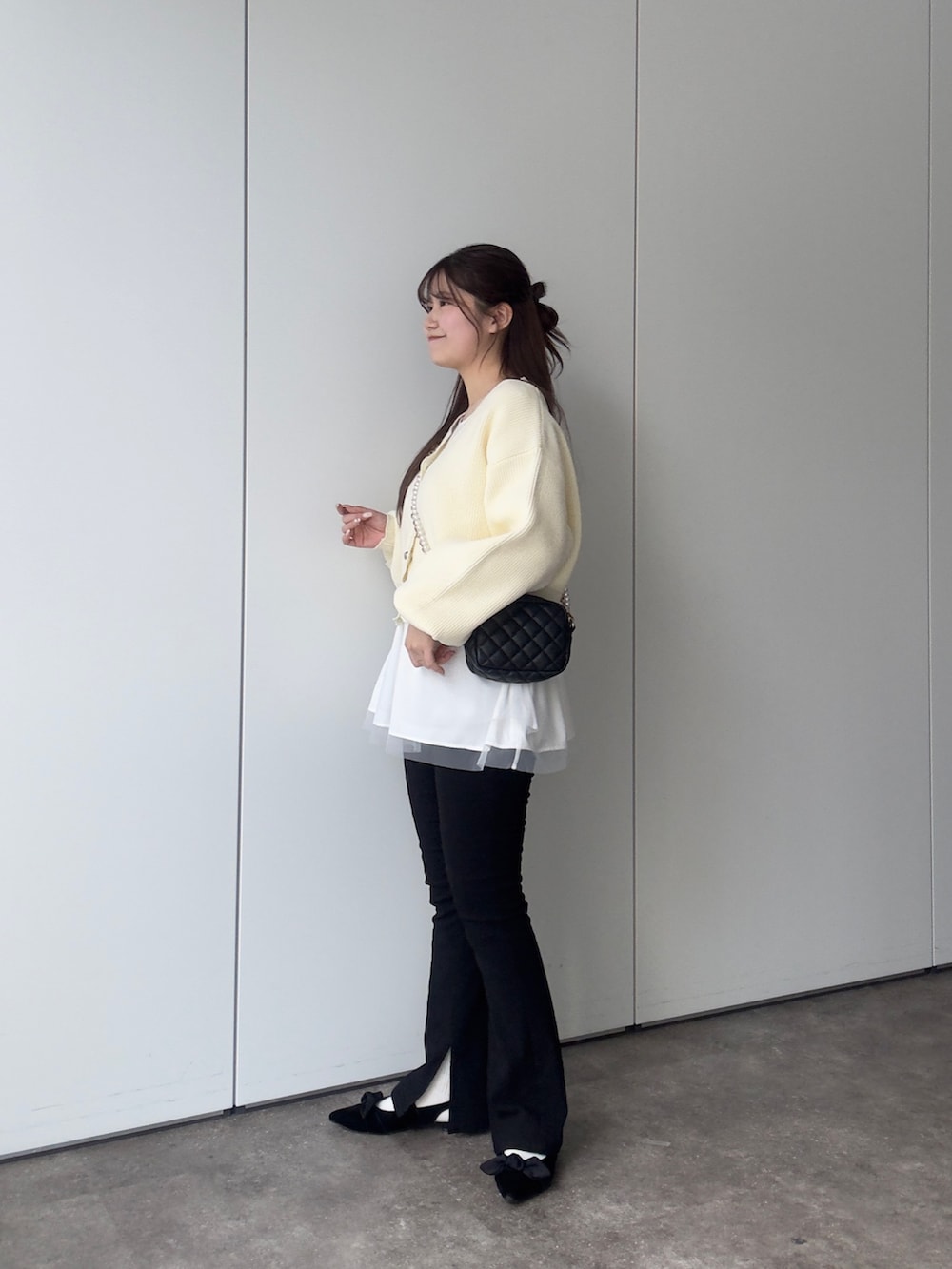 ブラック系のショルダーバッグ、ブラック系のその他パンツ、ブラック系のパンプスを着用したレディースの冬コーディネートの2枚目の写真