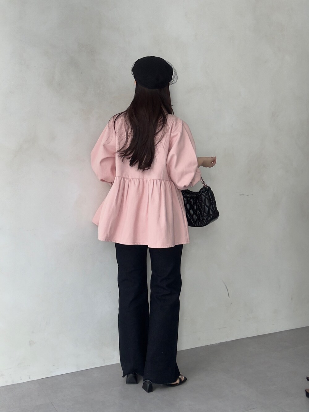 ブルー系のデニムパンツ、ピンク系のブルゾン、ホワイト系のTシャツ/カットソーを着用したレディースの春コーディネートの3枚目の写真
