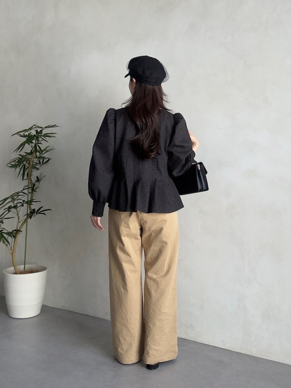 ベージュ系のチノパンツ、ブラック系のパンプス、ブラック系のシャツ/ブラウスを着用したレディースの春コーディネートの3枚目の写真