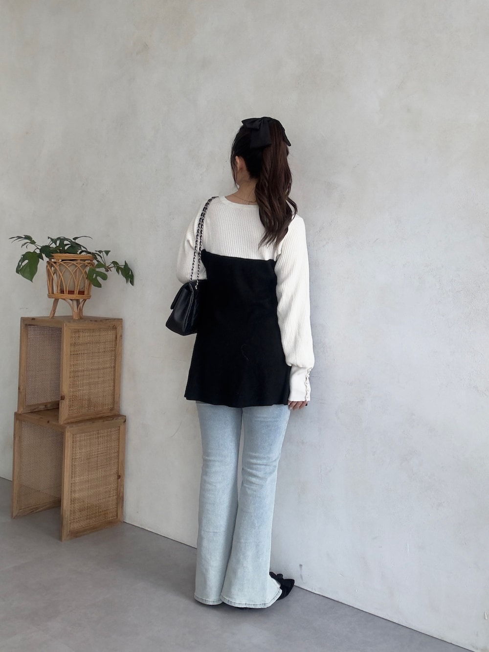 ブルー系のデニムパンツ、ホワイト系のニット/セーターを着用したレディースの秋コーディネートの3枚目の写真