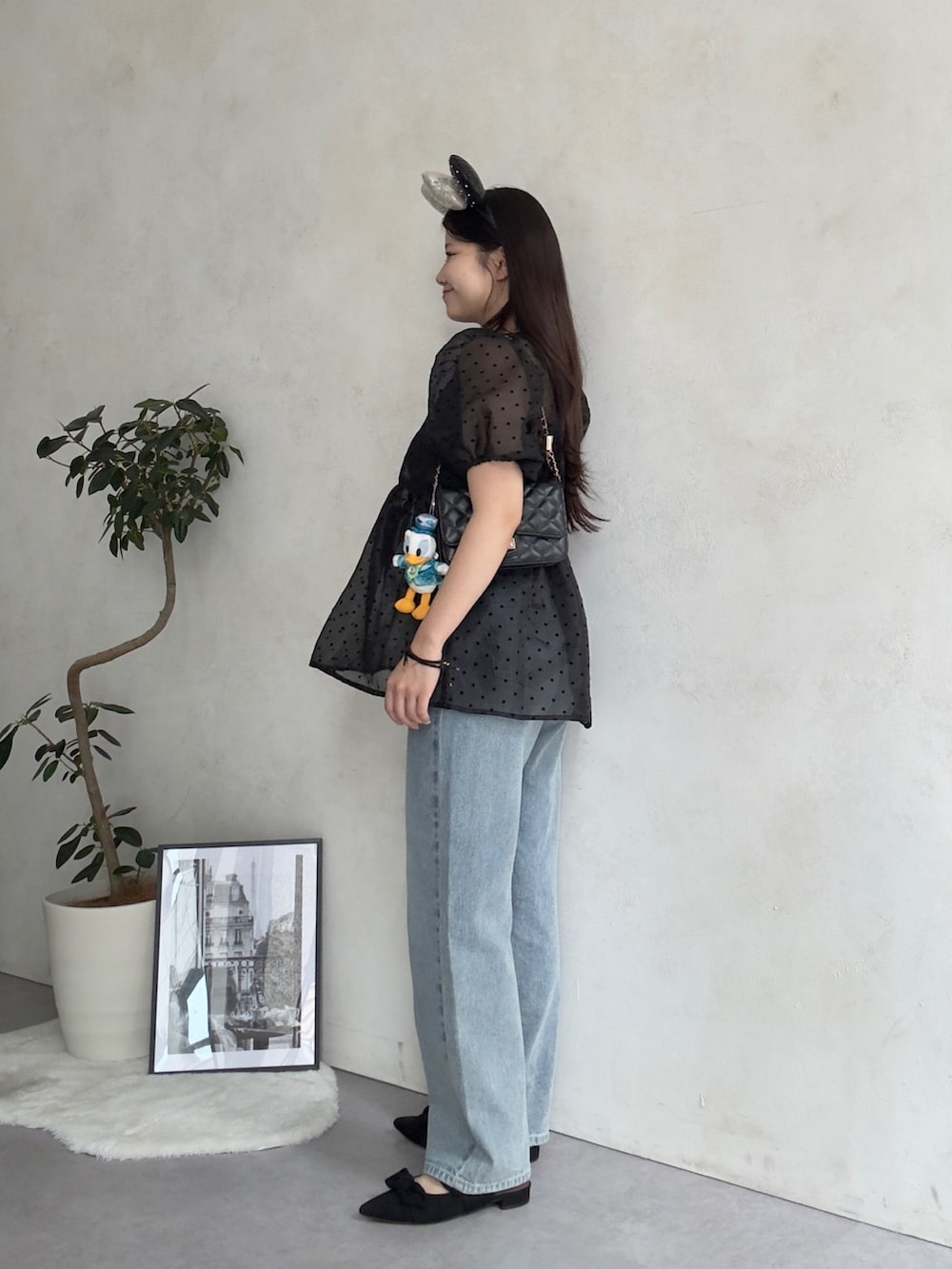 ブラック系のトートバッグ、ブラック系のパンプス、ブラック系のシャツ/ブラウスを着用したレディースの夏コーディネートの2枚目の写真