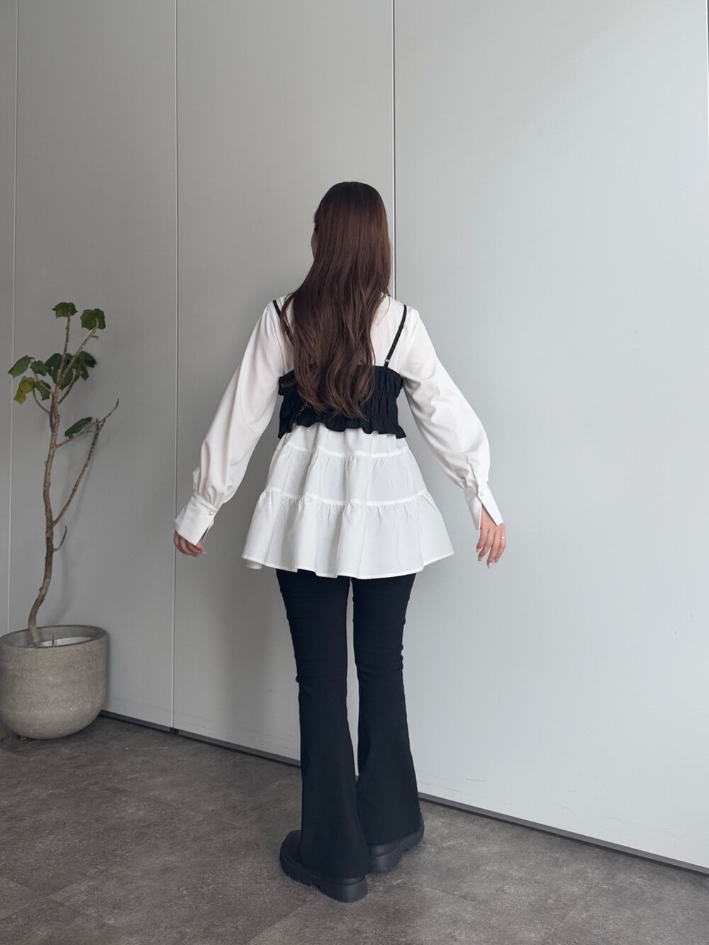 ブラック系のショルダーバッグ、ブラック系のその他パンツ、ホワイト系のシャツ/ブラウスを着用したレディースの冬コーディネートの3枚目の写真