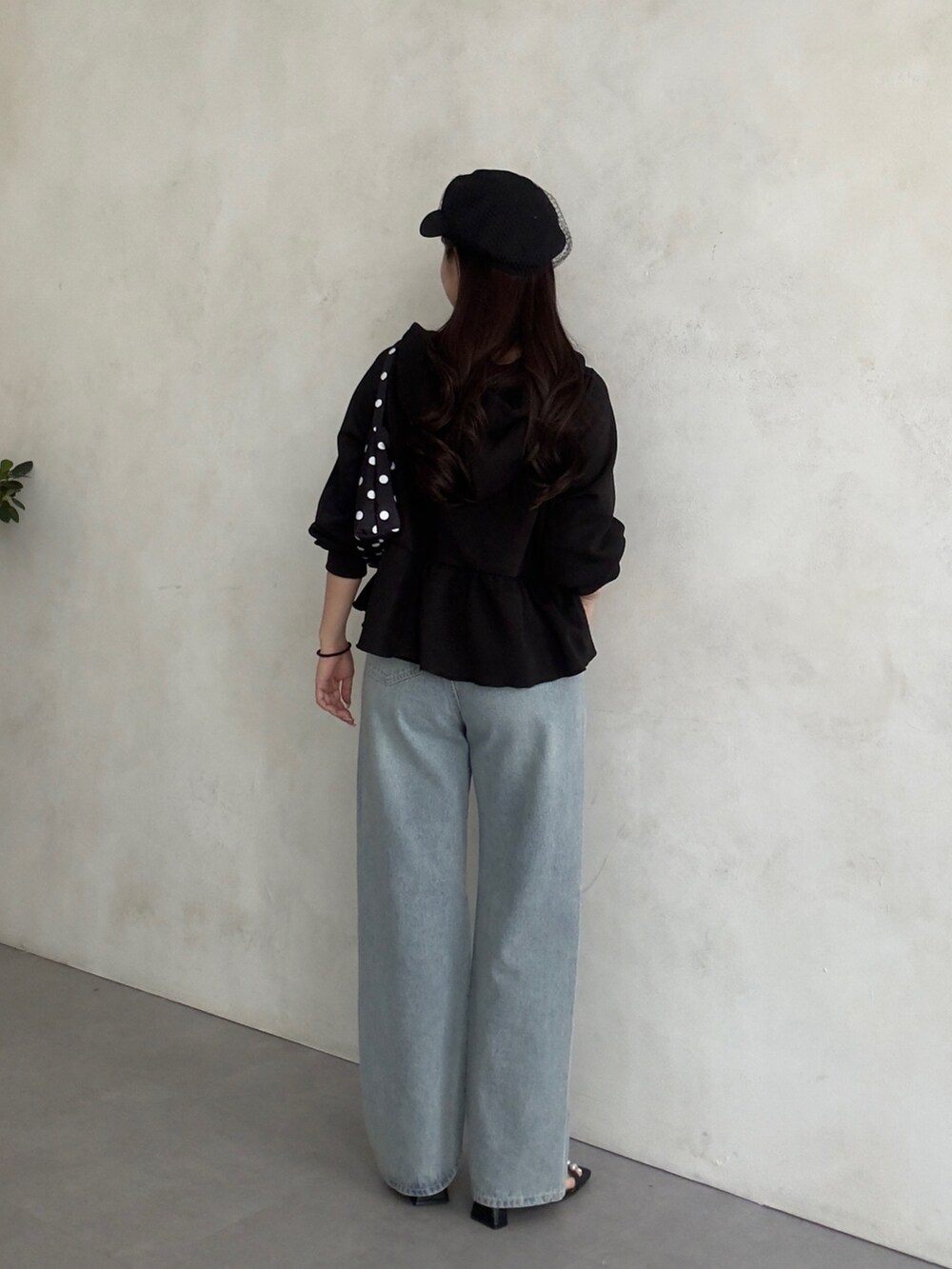 ブラック系のパーカー、ブラック系のサンダルを着用したレディースの冬コーディネートの3枚目の写真