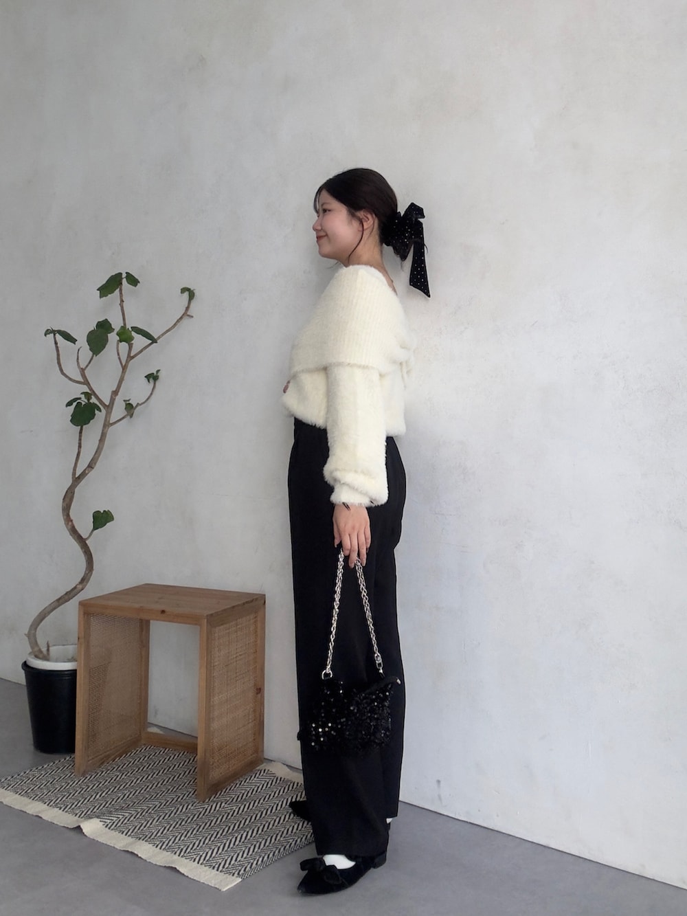 ブラック系のその他パンツを着用したレディースの秋コーディネートの2枚目の写真