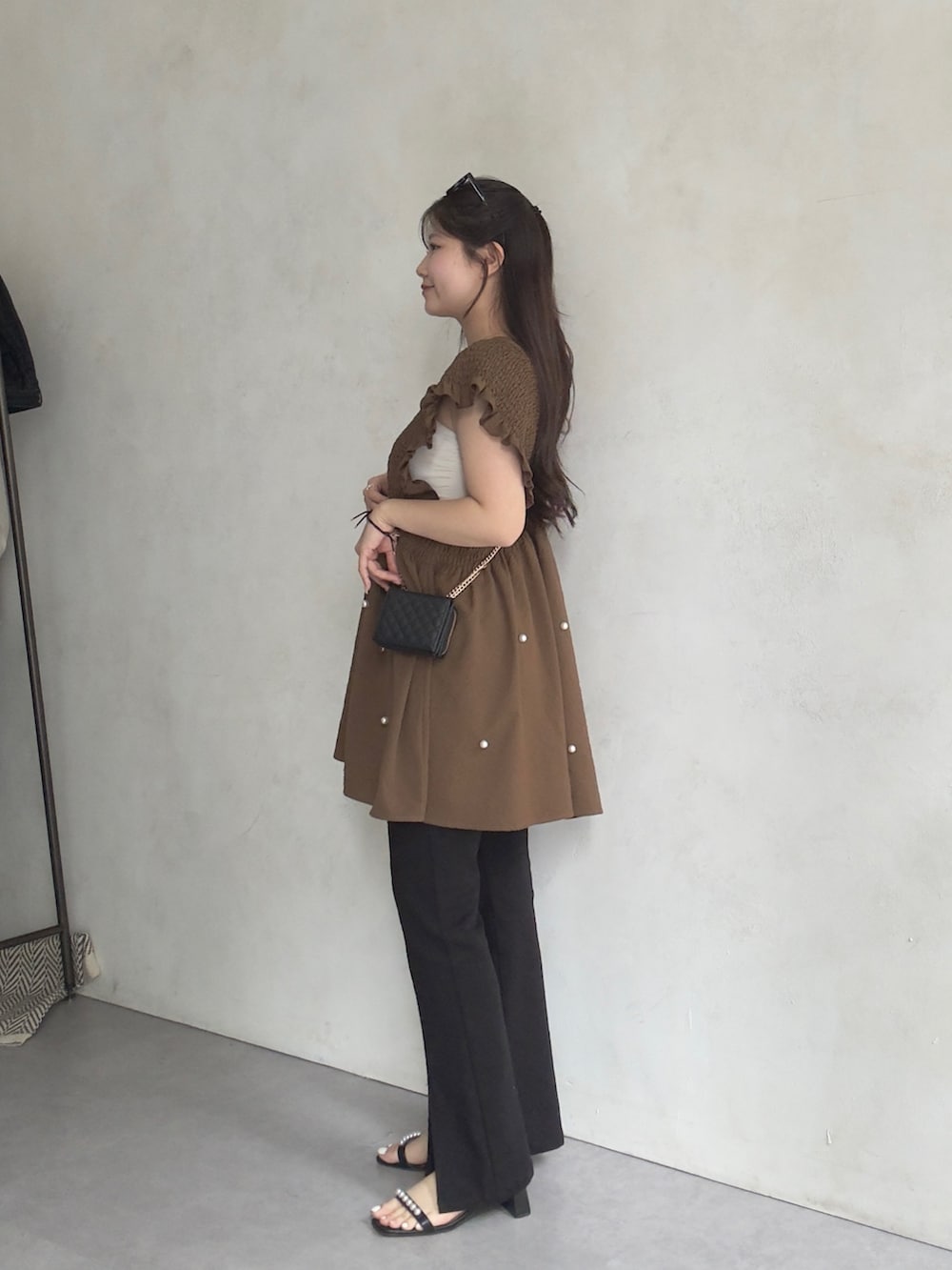 ブラック系のその他パンツ、ブラック系のサンダル、ブラウン系のシャツ/ブラウスを着用したレディースの春コーディネートの2枚目の写真