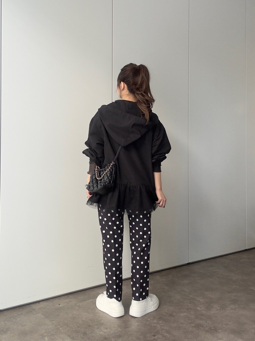 ブラック系のTシャツ/カットソー、ブラック系のショルダーバッグ、ブラック系のその他パンツを着用したレディースの冬コーディネートの3枚目の写真