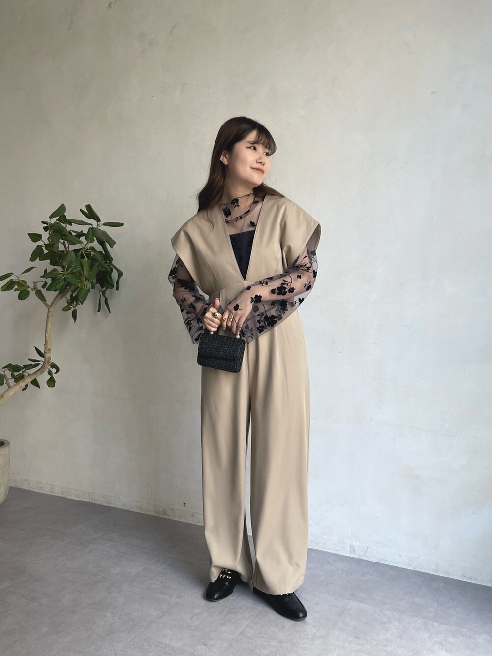 ブラック系のローファー、ベージュ系のつなぎ/オールインワン、ブラウン系のTシャツ/カットソーを着用したレディースの春コーディネートの3枚目の写真