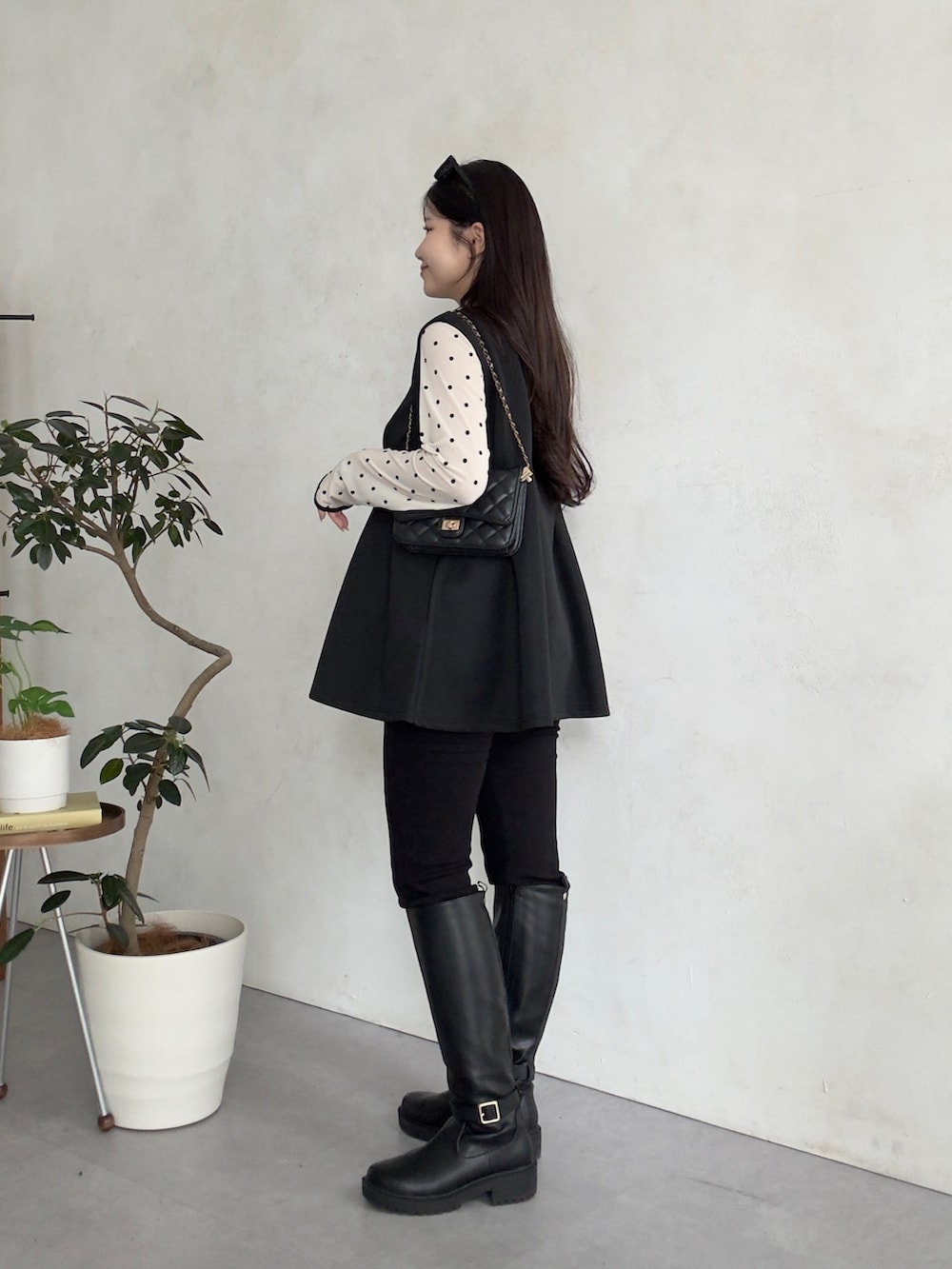 ホワイト系のTシャツ/カットソー、ブラック系のベスト、ブラック系のその他パンツを着用したレディースの夏コーディネートの2枚目の写真