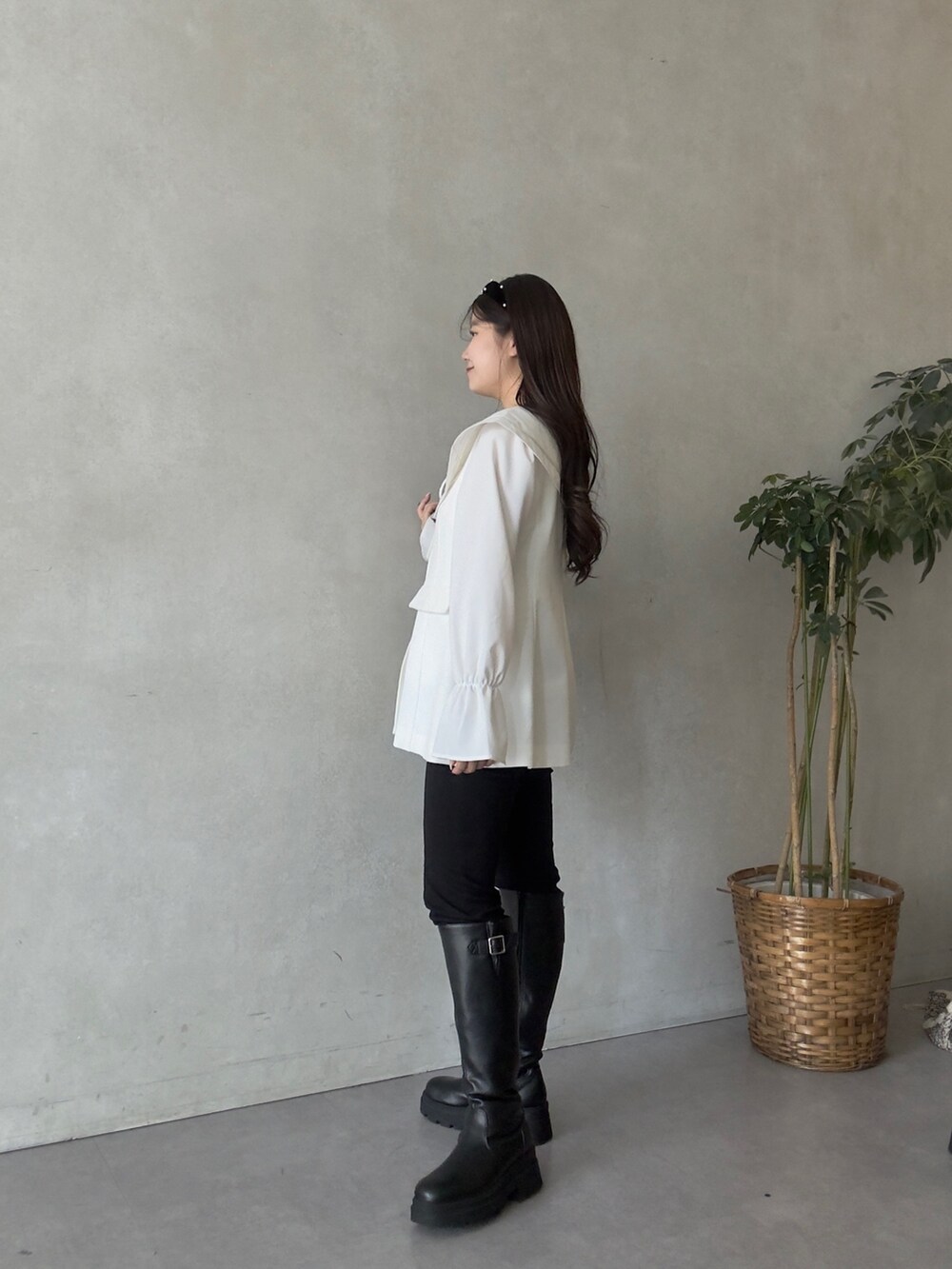 ホワイト系のシャツ/ブラウス、ブラック系のその他パンツ、ブラック系のブーツを着用したレディースの秋コーディネートの2枚目の写真