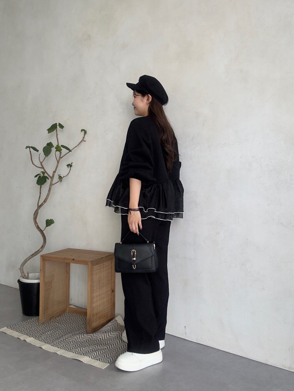 ブラック系のスウェット、ブラック系のその他パンツを着用したレディースの秋コーディネートの2枚目の写真