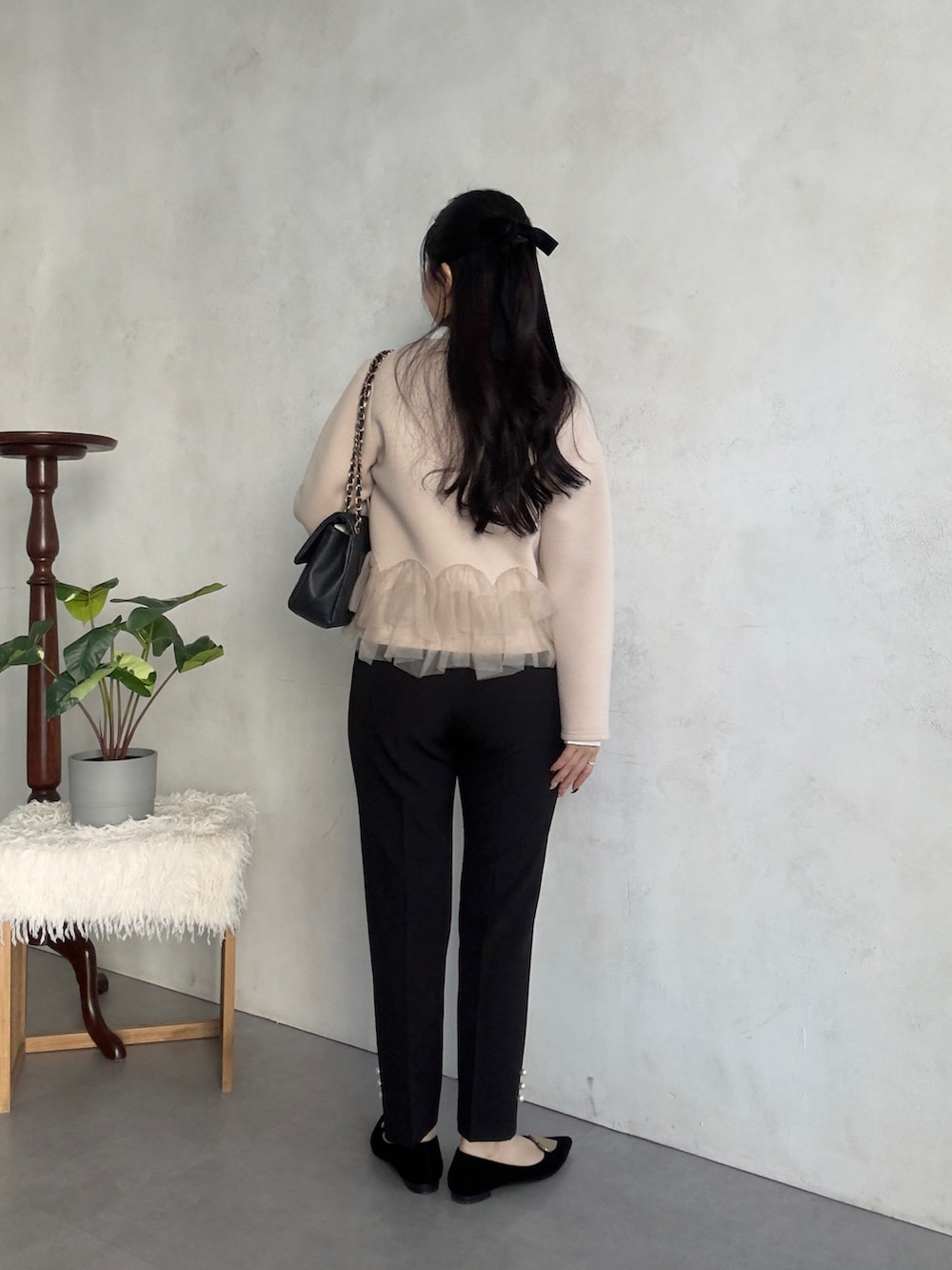 ベージュ系のその他アウター、ブラック系のその他パンツ、ホワイト系のシャツ/ブラウスを着用したレディースの冬コーディネートの3枚目の写真