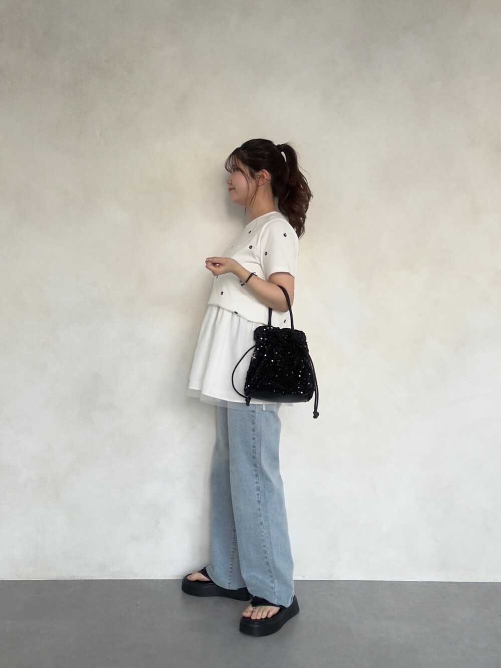 ホワイト系のTシャツ/カットソー、ブラック系のショルダーバッグ、ホワイト系のキャミソールを着用したレディースの春コーディネートの2枚目の写真