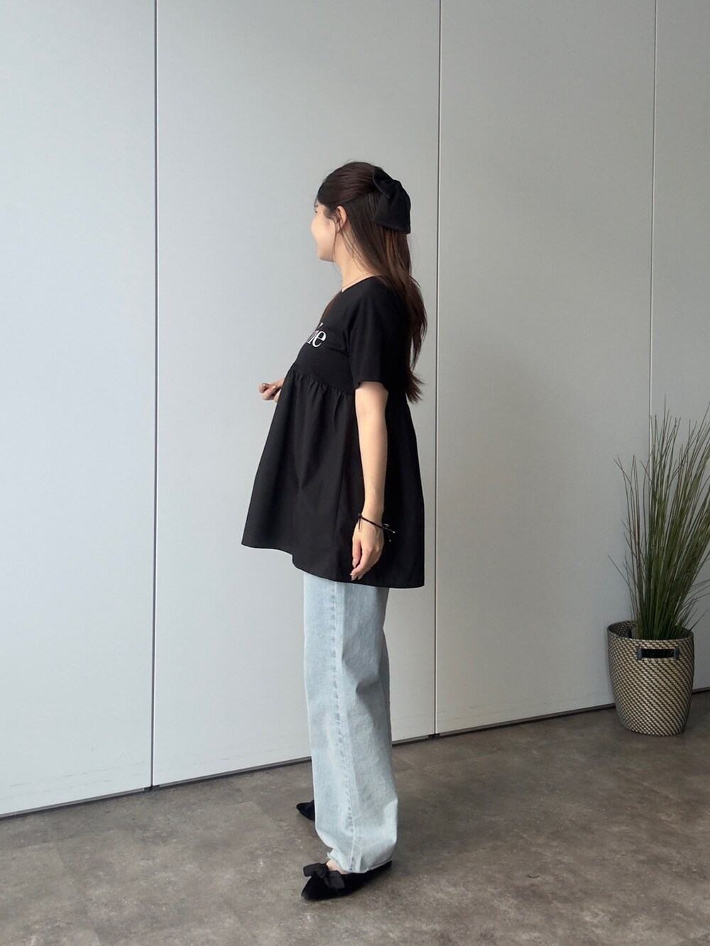 ブラック系のTシャツ/カットソー、ブルー系のデニムパンツ、ブラック系のかごバッグを着用したレディースの夏コーディネートの2枚目の写真