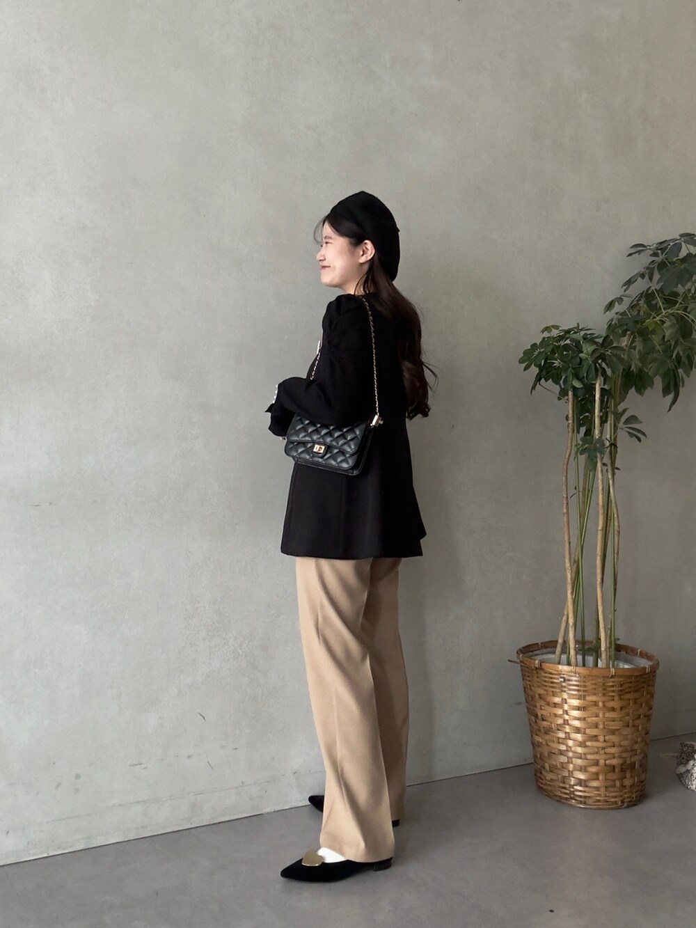 ブラック系のニット/セーター、ベージュ系のその他パンツ、ブラック系のベストを着用したレディースの秋コーディネートの2枚目の写真