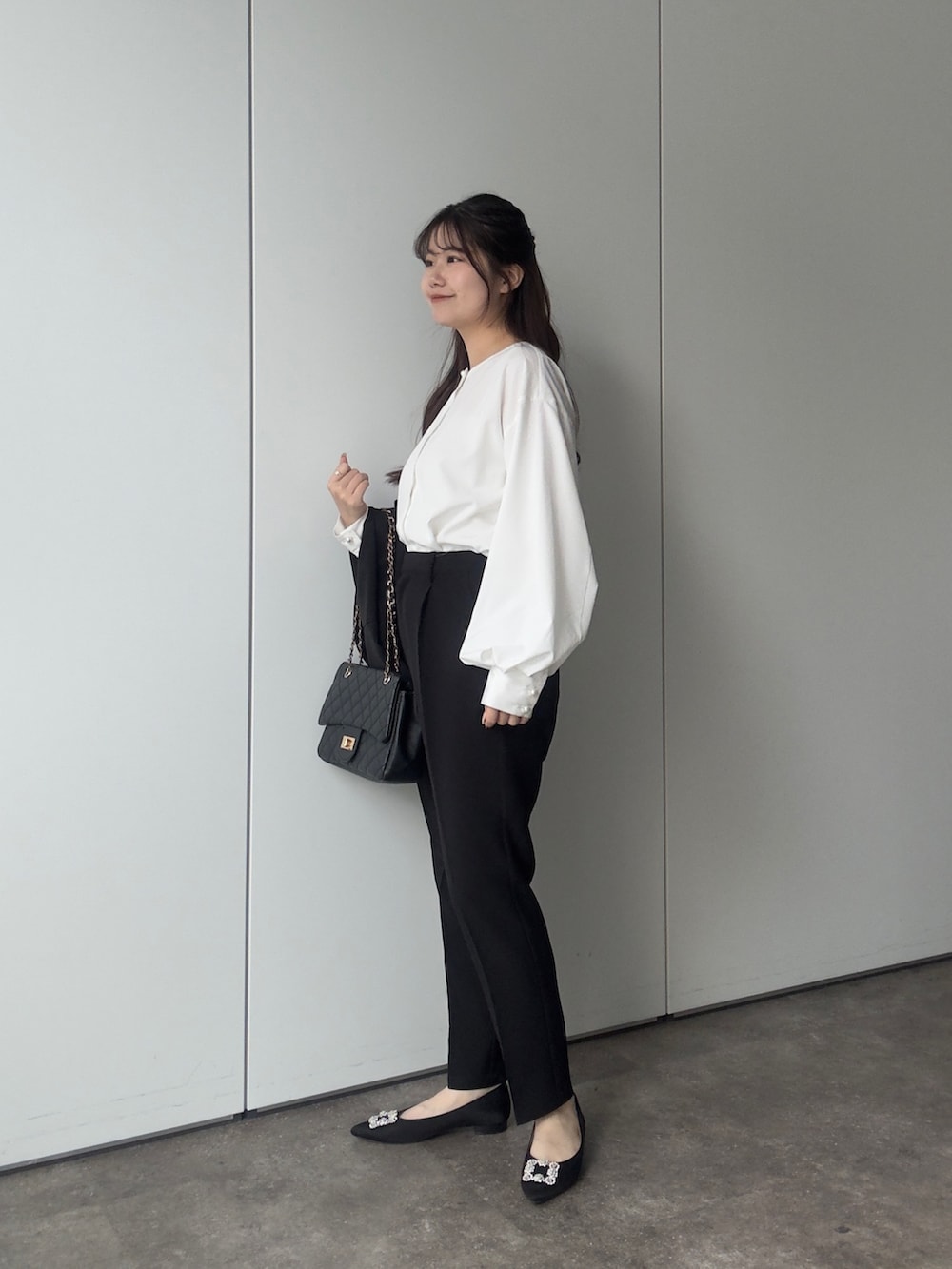 ホワイト系のシャツ/ブラウス、ブラック系のその他パンツ、ブラック系のパンプスを着用したレディースの冬コーディネートの2枚目の写真