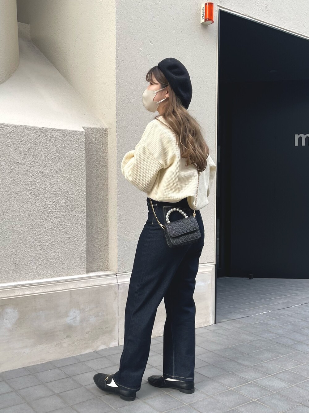 ホワイト系のTシャツ/カットソー、ホワイト系のカーディガン/ボレロ、ブラック系のシューズを着用したレディースの春コーディネートの2枚目の写真