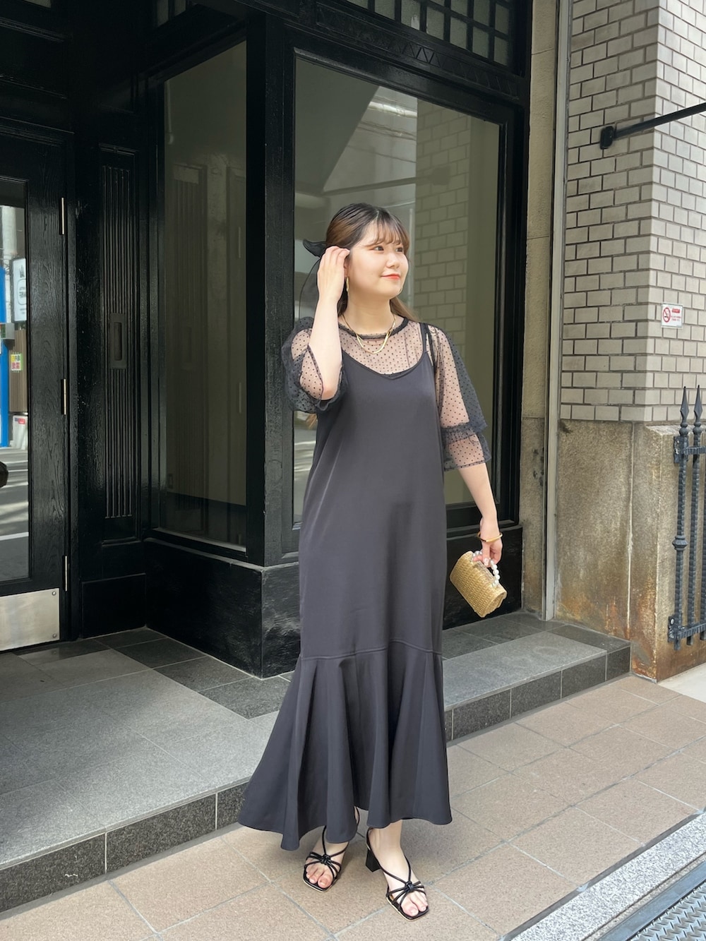 ブラック系のドレス、ブラック系のヘアゴム、ゴールド系のネックレスを着用したレディースの春コーディネートの3枚目の写真