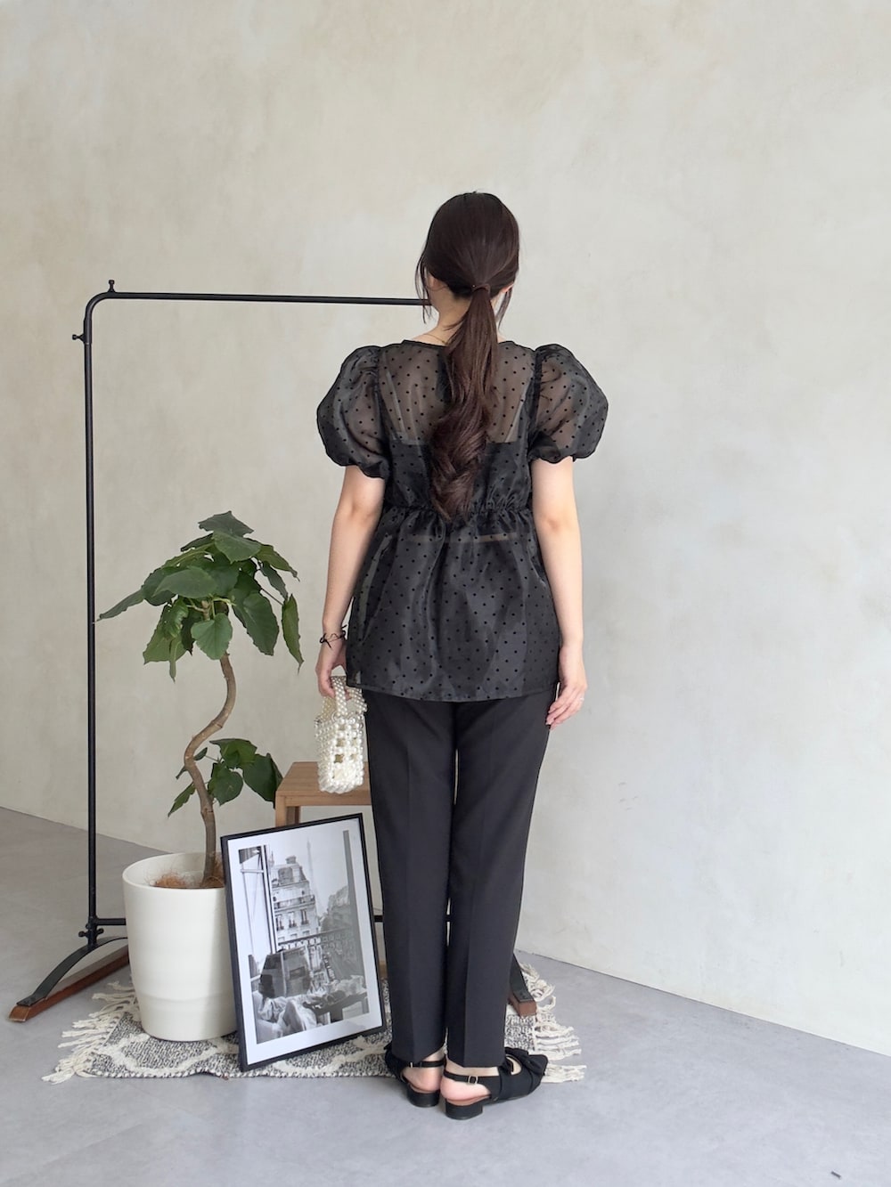 ブラック系のその他パンツ、ブラック系のシャツ/ブラウス、ブラック系のパンプスを着用したレディースの夏コーディネートの3枚目の写真
